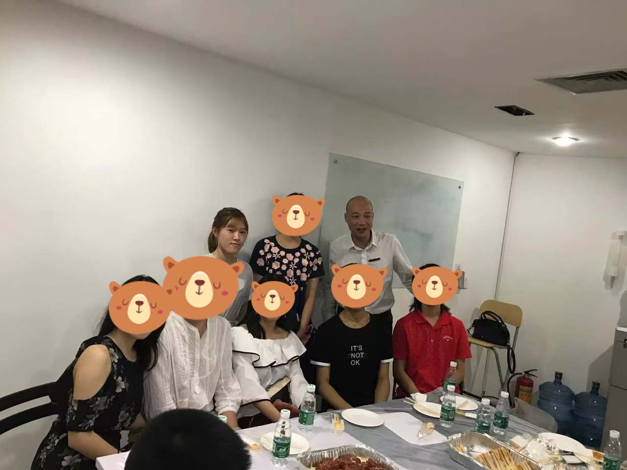 鲍霁在三爱留学中心出发前的合影