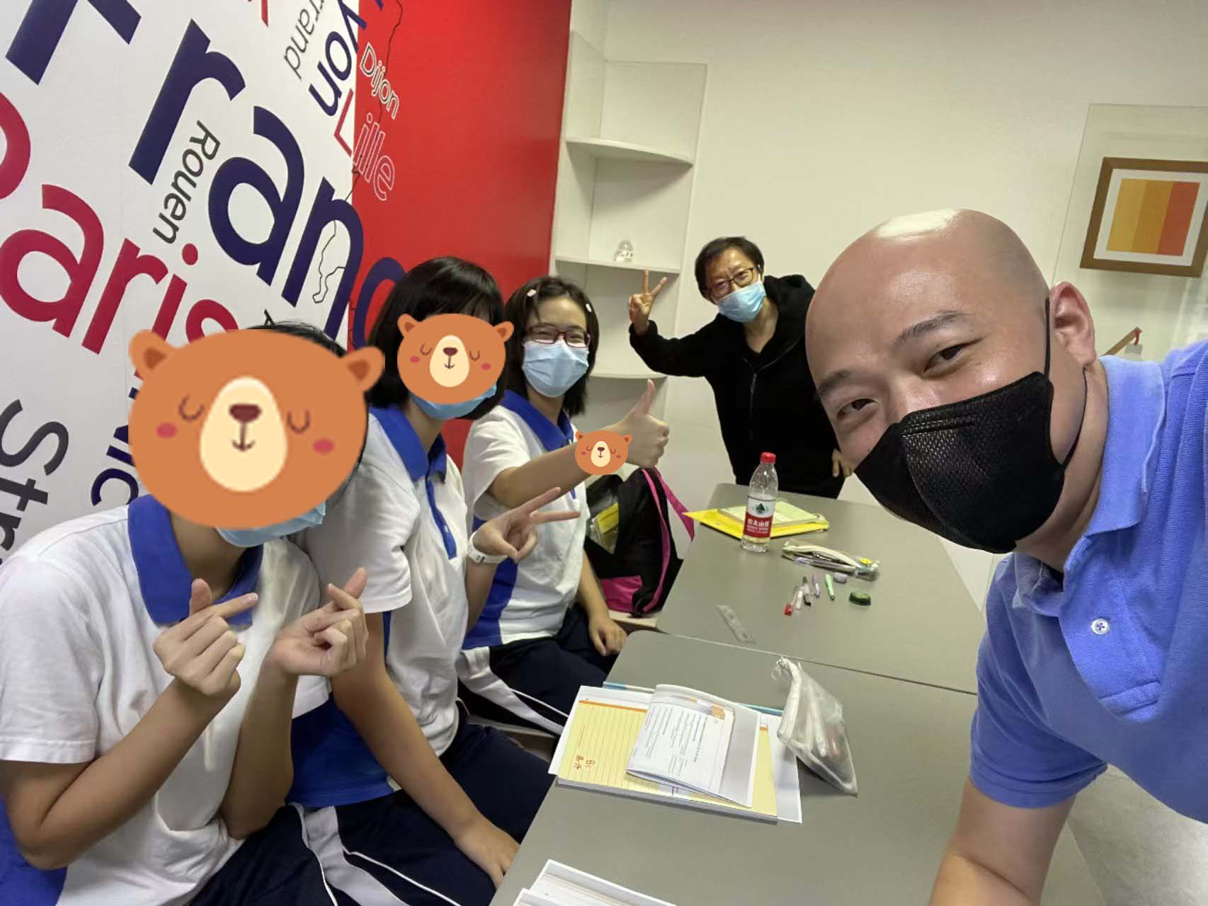 蒋芳华与三爱老师在出发前的合影