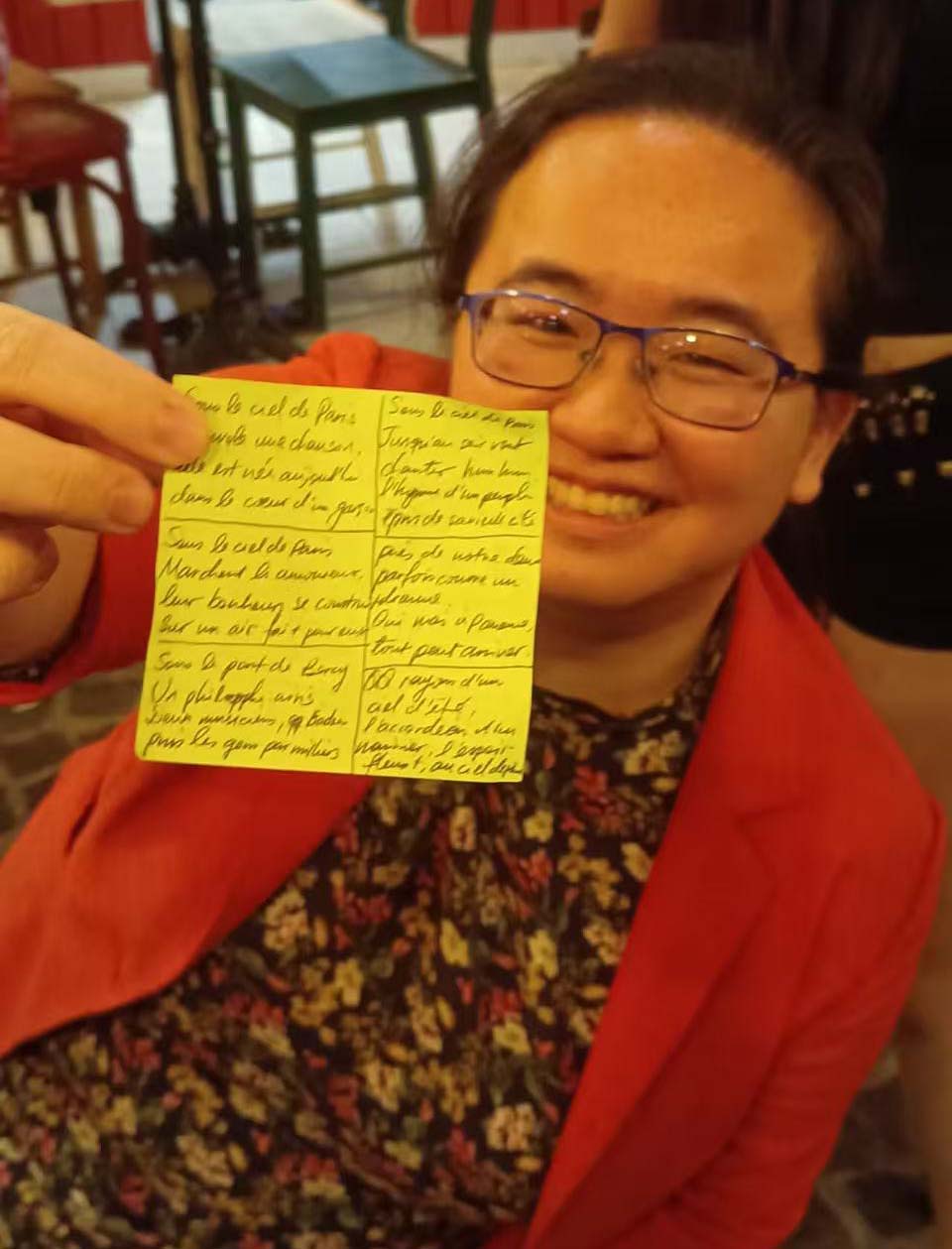 雷思琪在爵士舞台上演唱