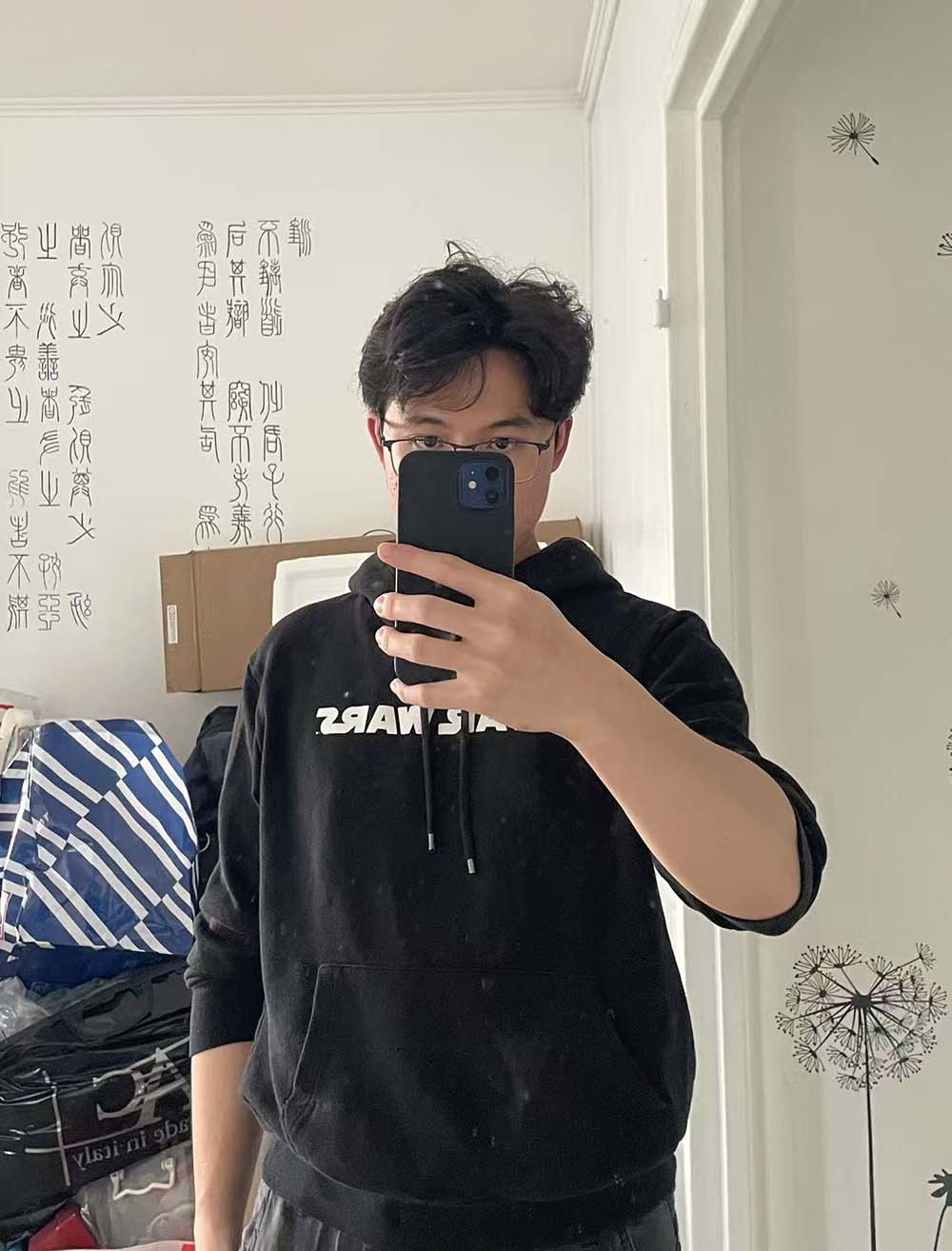 梁鹏宇在法国物理课堂上专注记录的照片