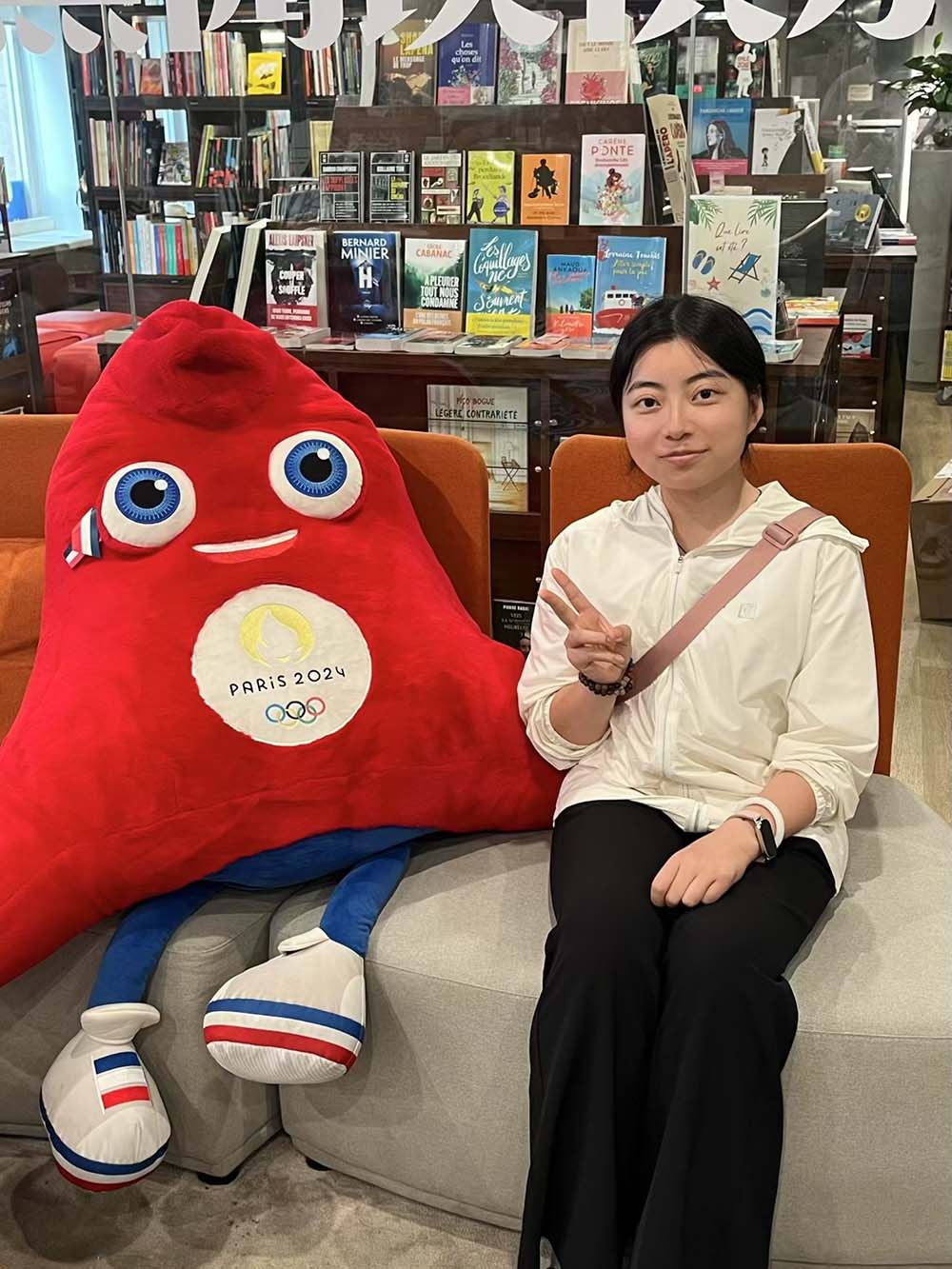 WENXIN 在巴黎图书馆查阅资料的瞬间