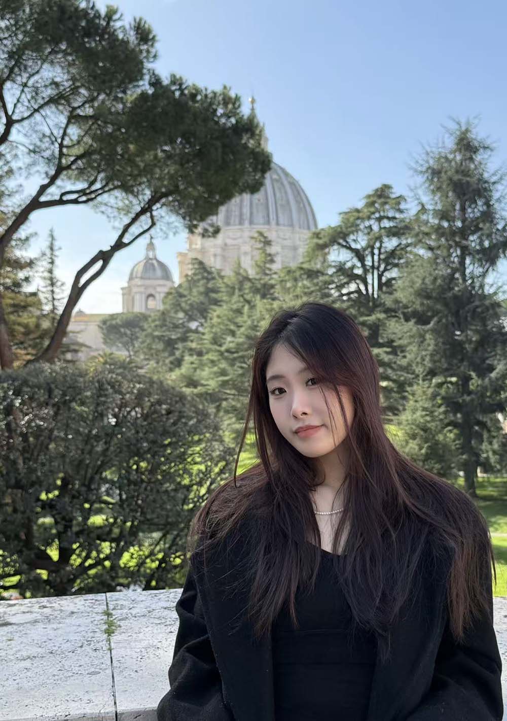 张馨冉在巴黎黄昏下的剪影