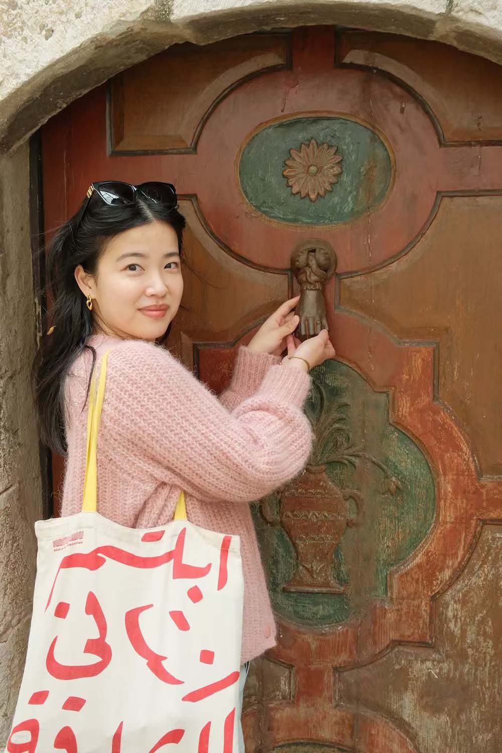 石雨白在图书馆研读艺术史档案的瞬间