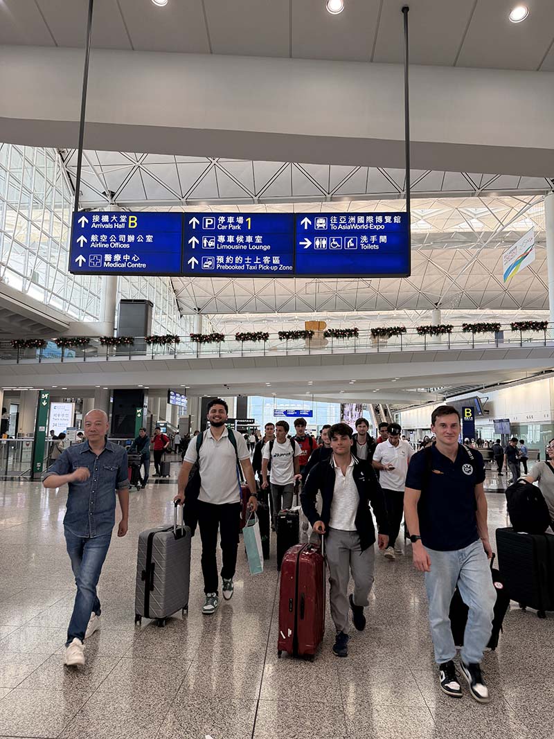 法国巴黎大学联队抵达香港国际机场