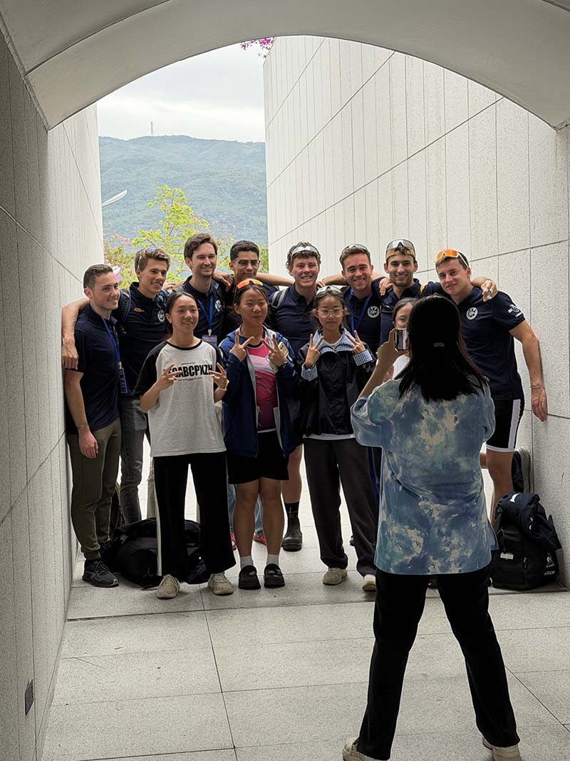 中国青少年观众与法国队合影