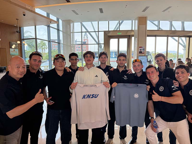 韩国国立体育大学教练赠送纪念比赛服