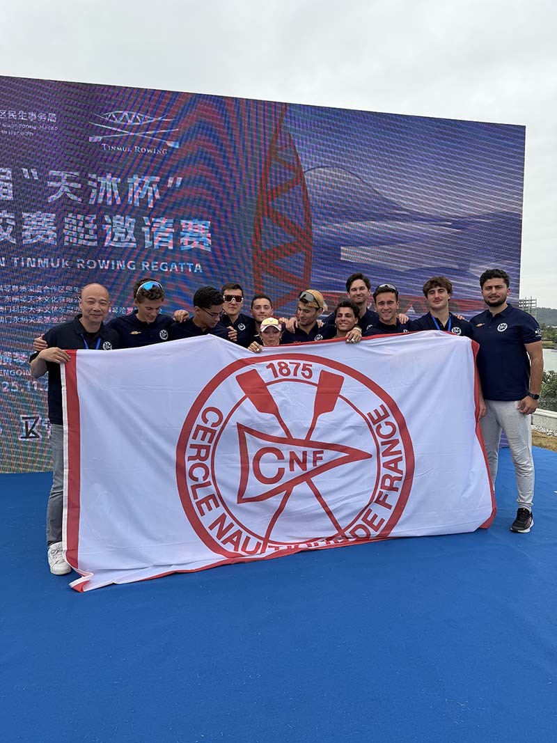 全体成员在天沐杯颁奖台上合照留念