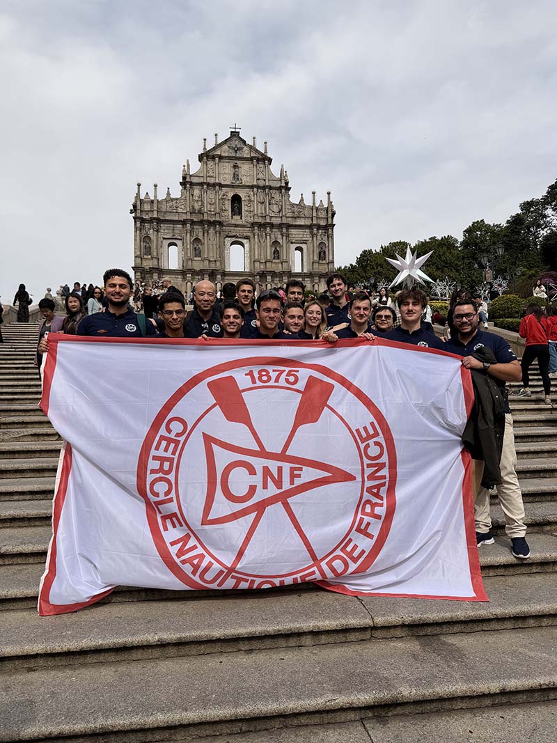 队员游览澳门著名景点大三巴牌坊