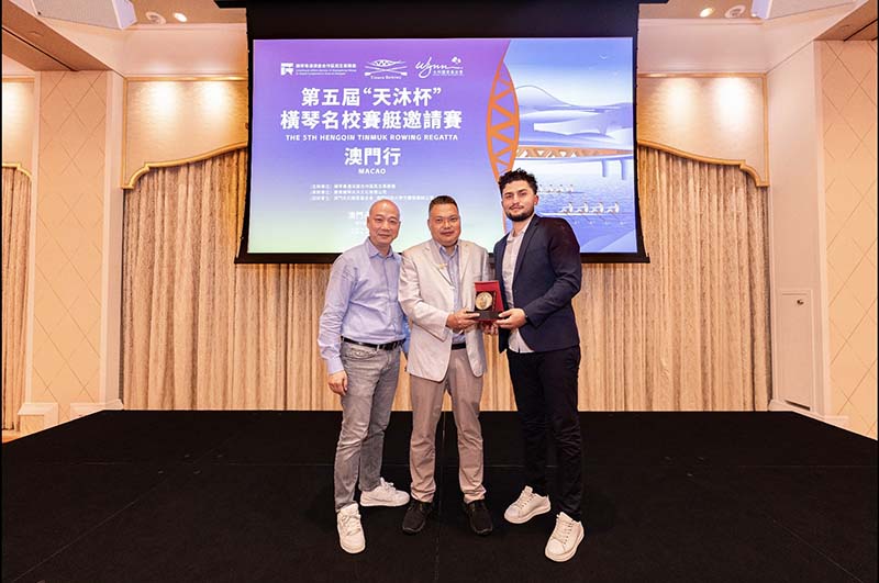 巴黎大学联队向广东横琴天沐文化有限公司总经理陈志鹏先生赠送纪念品