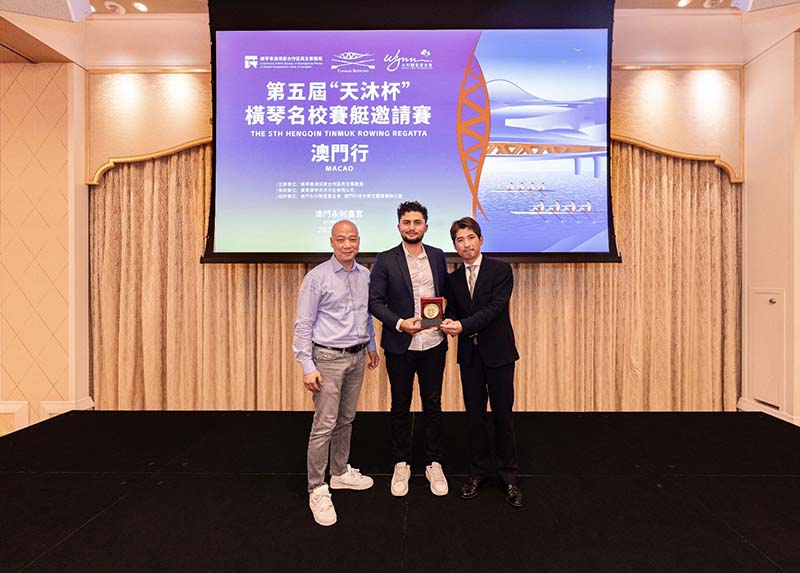 巴黎大学联队向永利皇宫商务拓展助理副总裁倪孟正博士赠送纪念品