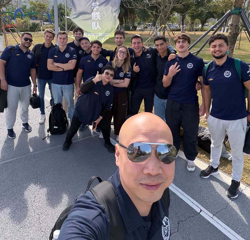 法国巴黎大学联队在大会旗帜下合影