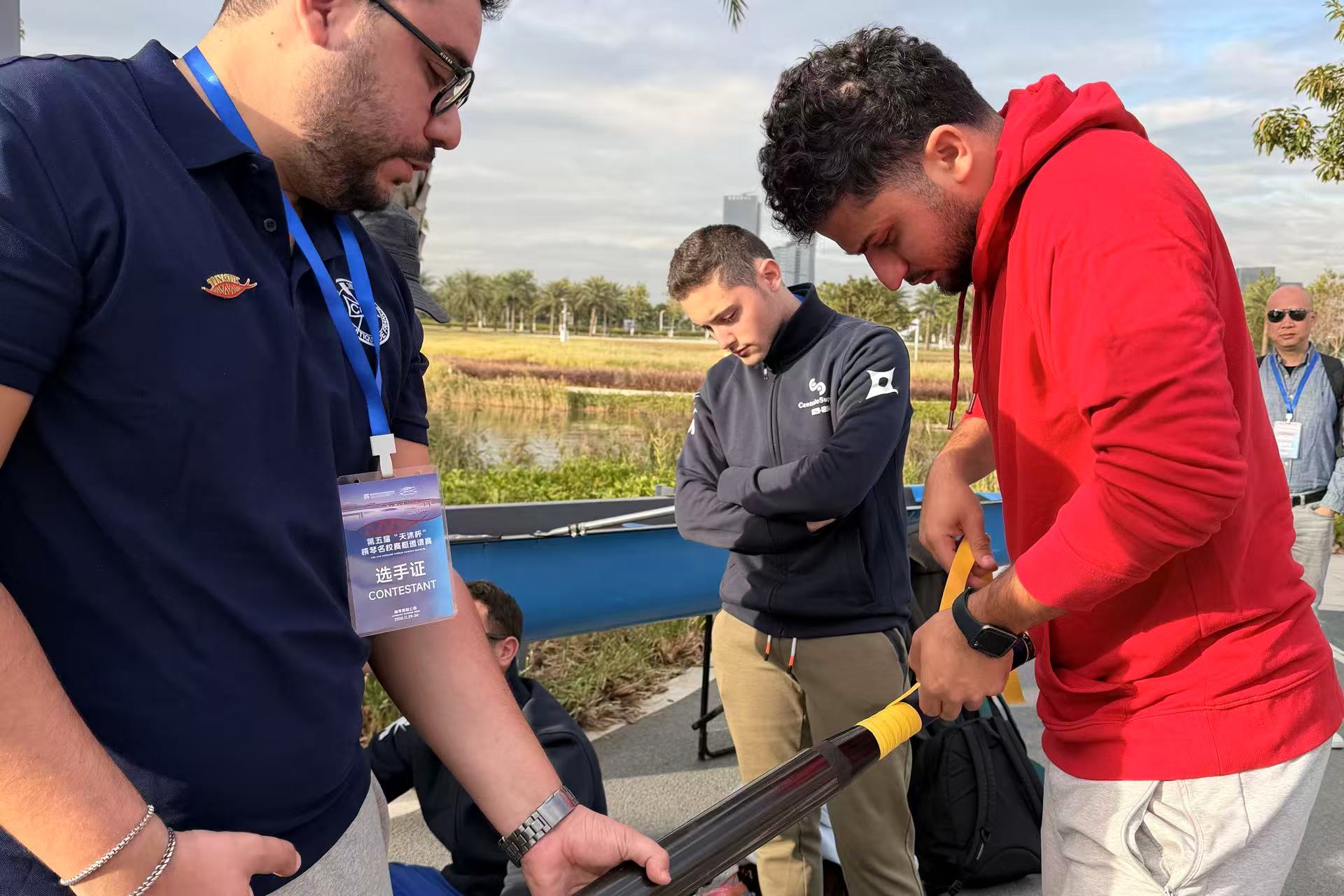 教练员为队员们做赛前准备