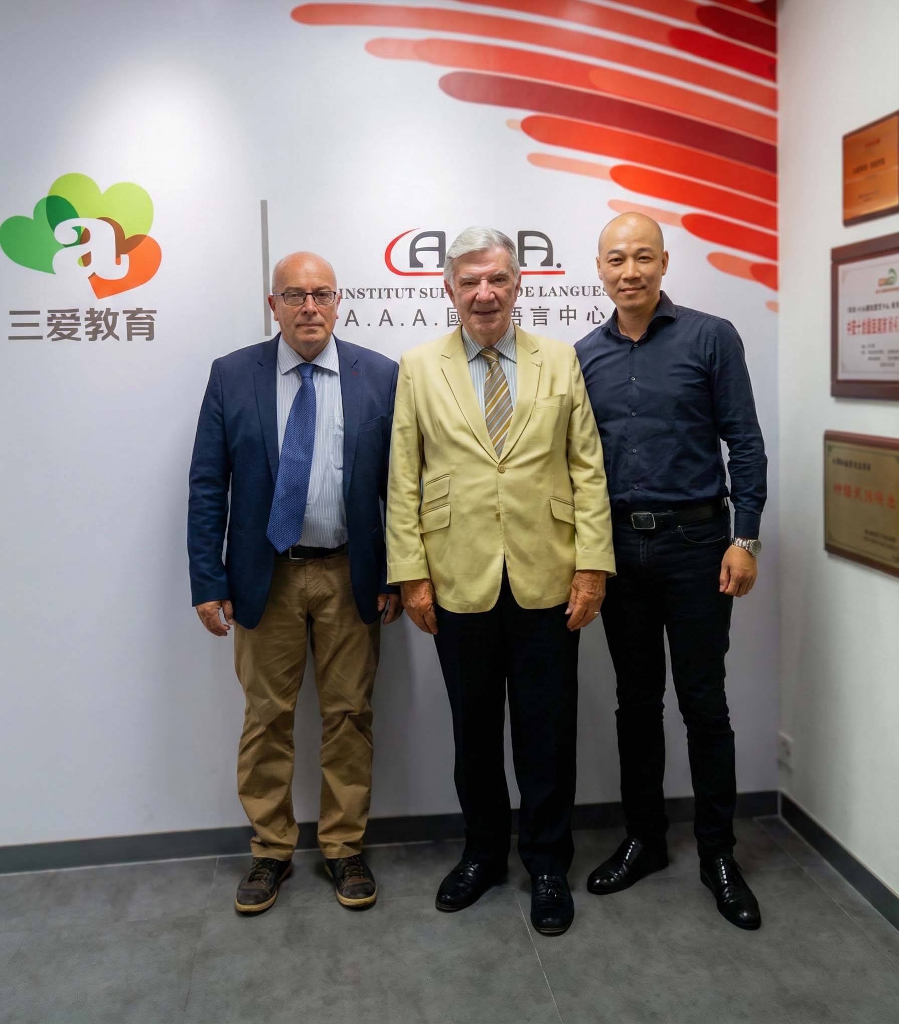 奥马松先生、德·鲁塞先生与黄老师合影